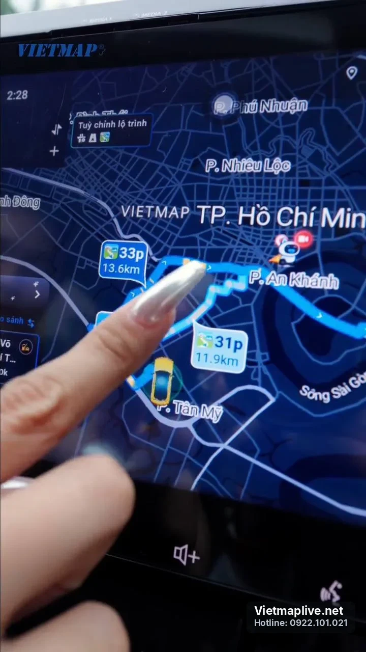 Hiển thị chi tiết lộ trình với thông tin giao thông thời gian thực