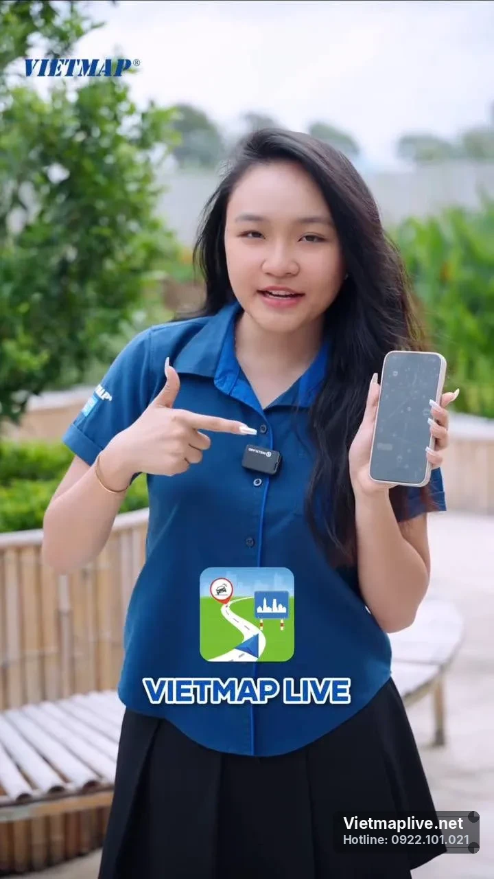 Nhân viên giới thiệu ứng dụng VietMap Live qua điện thoại thông minh