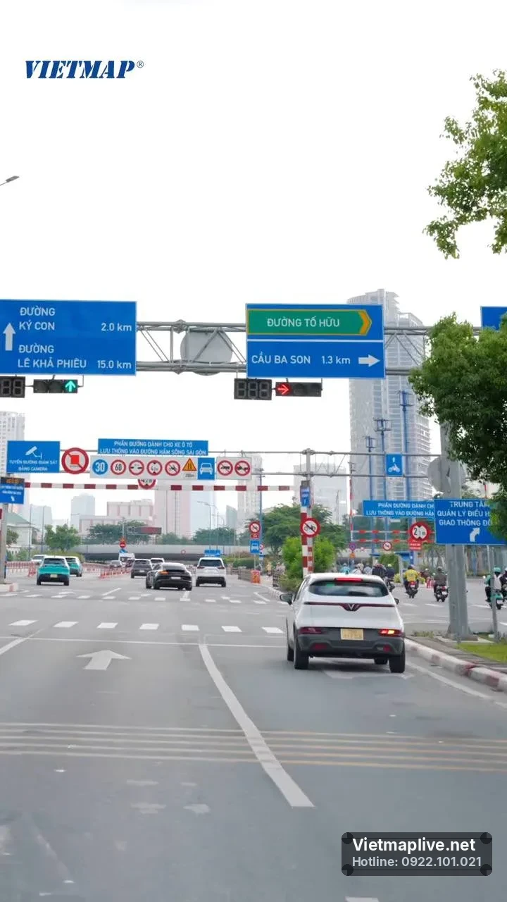 Lộ trình chi tiết hiển thị trên màn hình xe ô tô với cảnh báo cấm rẽ