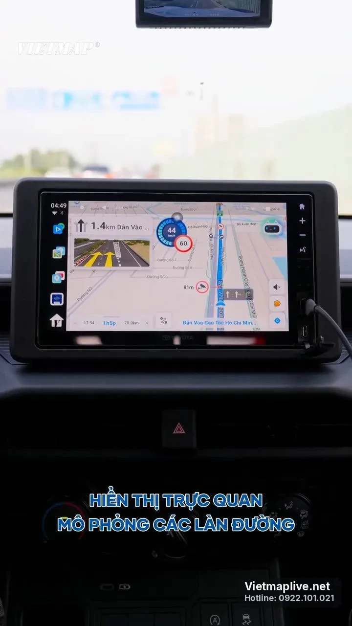 Màn hình xe hiển thị vị trí camera phạt nguội trên ứng dụng VietMap Live.