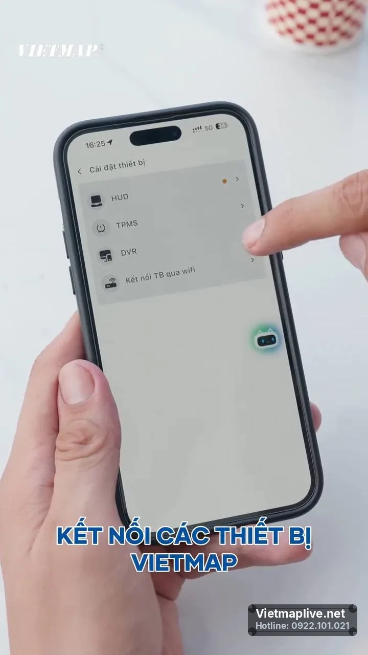 Điện thoại hiển thị giao diện quản lý thiết bị VietMap Live với trợ lý giọng nói MiMi.